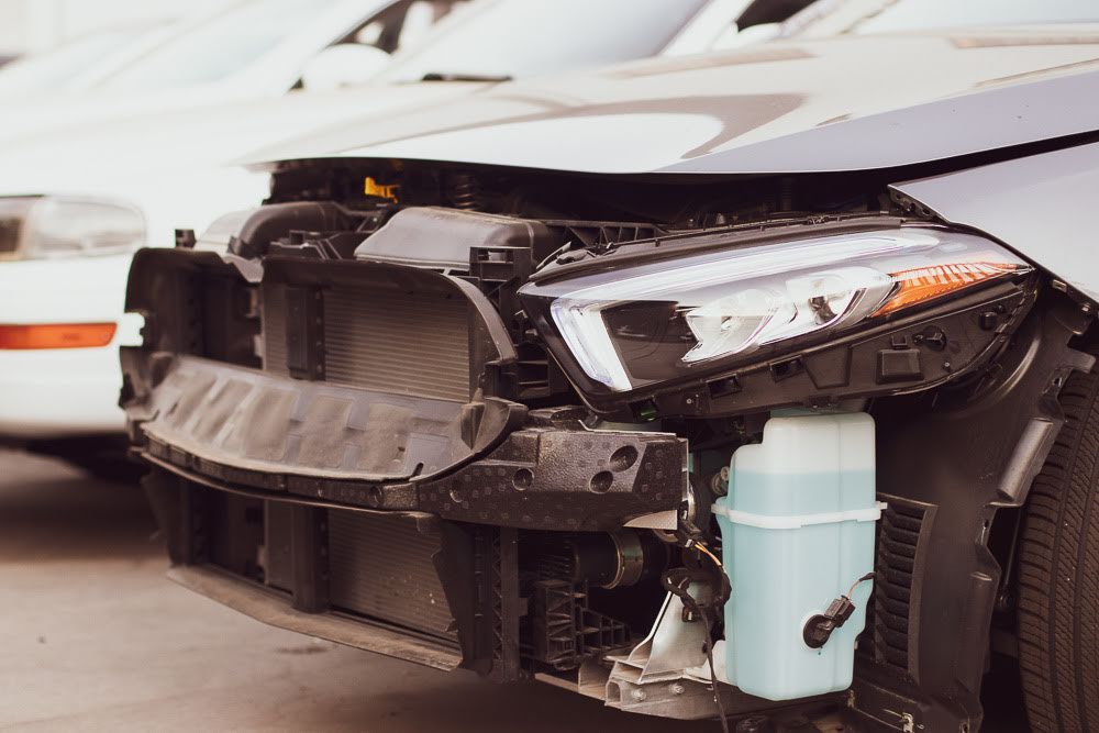 Kansas City, MO – Late-Night Crash at 75th St & Ward Pkwy Leaves One Unconscious