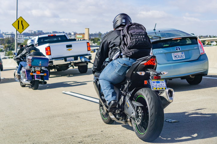 motorcycle riders weave through traffic by lane splitting - kansas city motorcycle lawyers